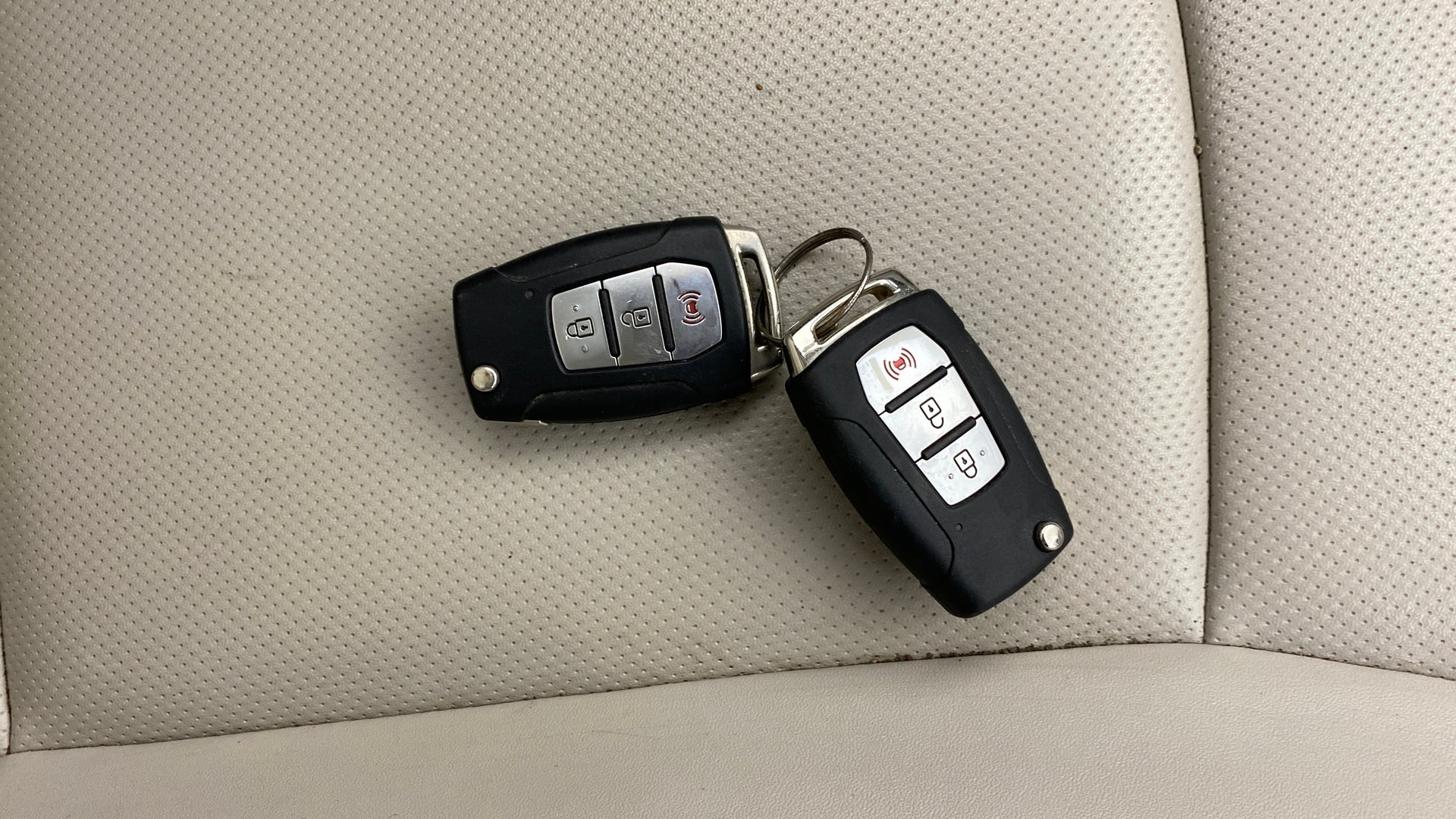 View 2019 Mahindra XUV300 W4 Petrol BS IV Image 19 Used 2019 Mahindra XUV300 W4 Petrol BS IV Image 19