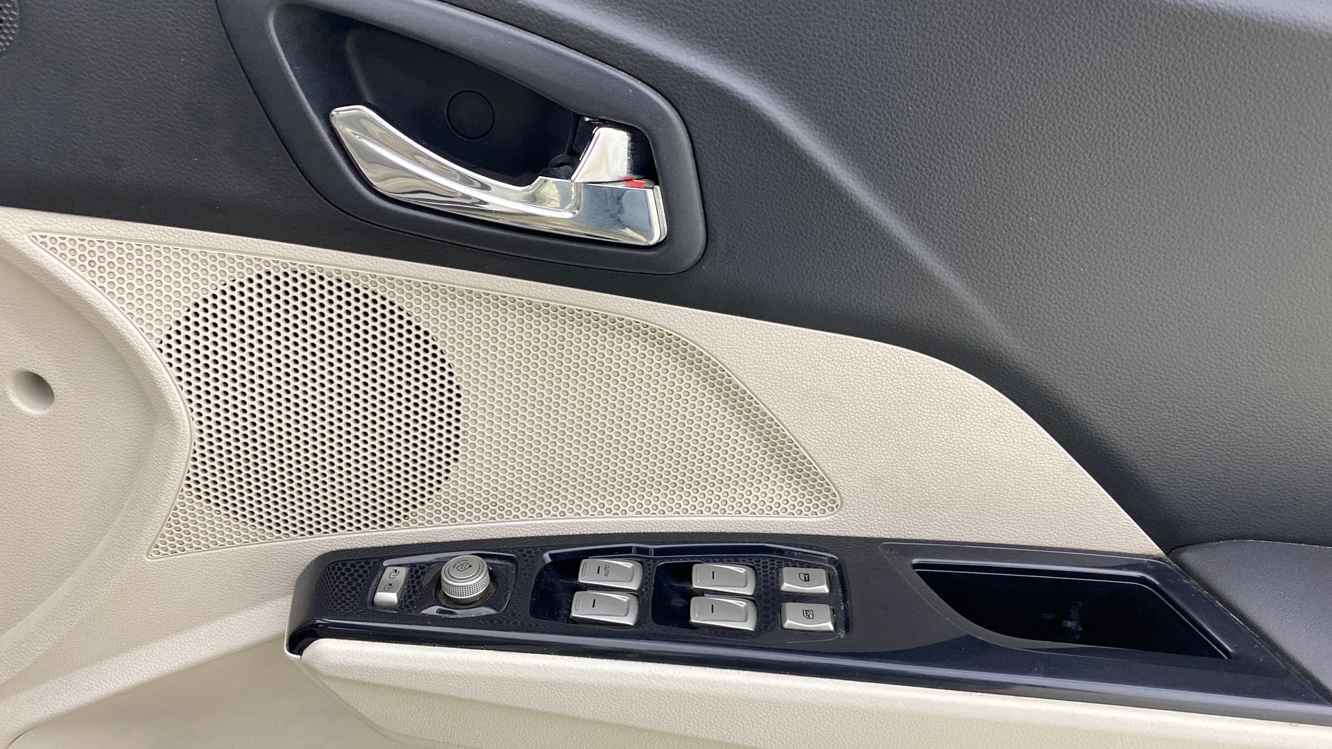 View 2019 Mahindra XUV300 W4 Petrol BS IV Image 40 Used 2019 Mahindra XUV300 W4 Petrol BS IV Image 40