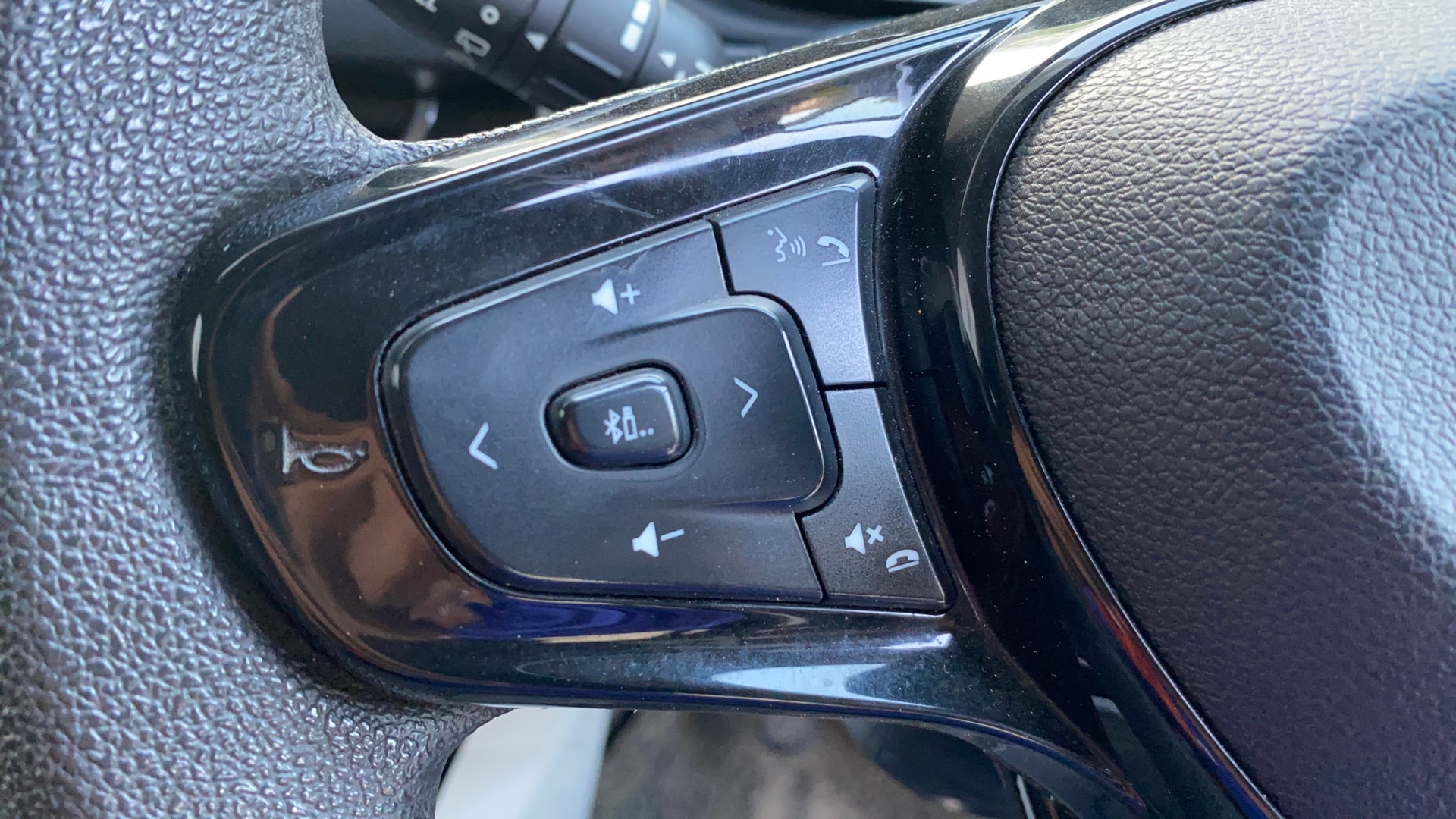 View 2020 Tata Nexon Revotron XE Image 3 Used 2020 Tata Nexon Revotron XE Image 3
