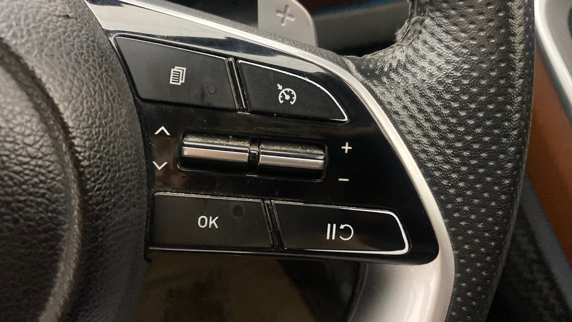 View 2022 Hyundai Alcazar Prestige 6 Seater MT Petrol Image 3 Used 2022 Hyundai Alcazar Prestige 6 Seater MT Petrol Image 3