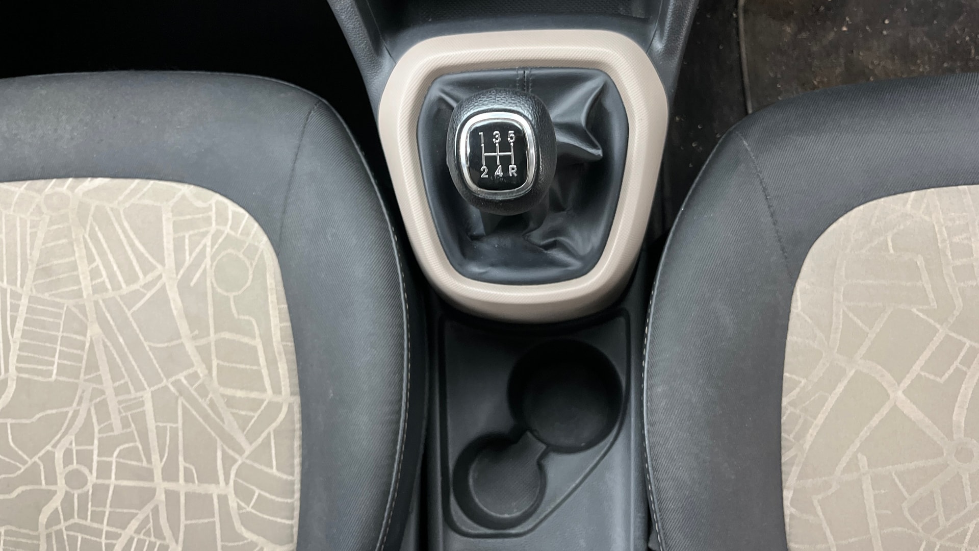 View 2014 Hyundai Grand i10 1.2 Asta Petrol Image 38 Used 2014 Hyundai Grand i10 1.2 Asta Petrol Image 38