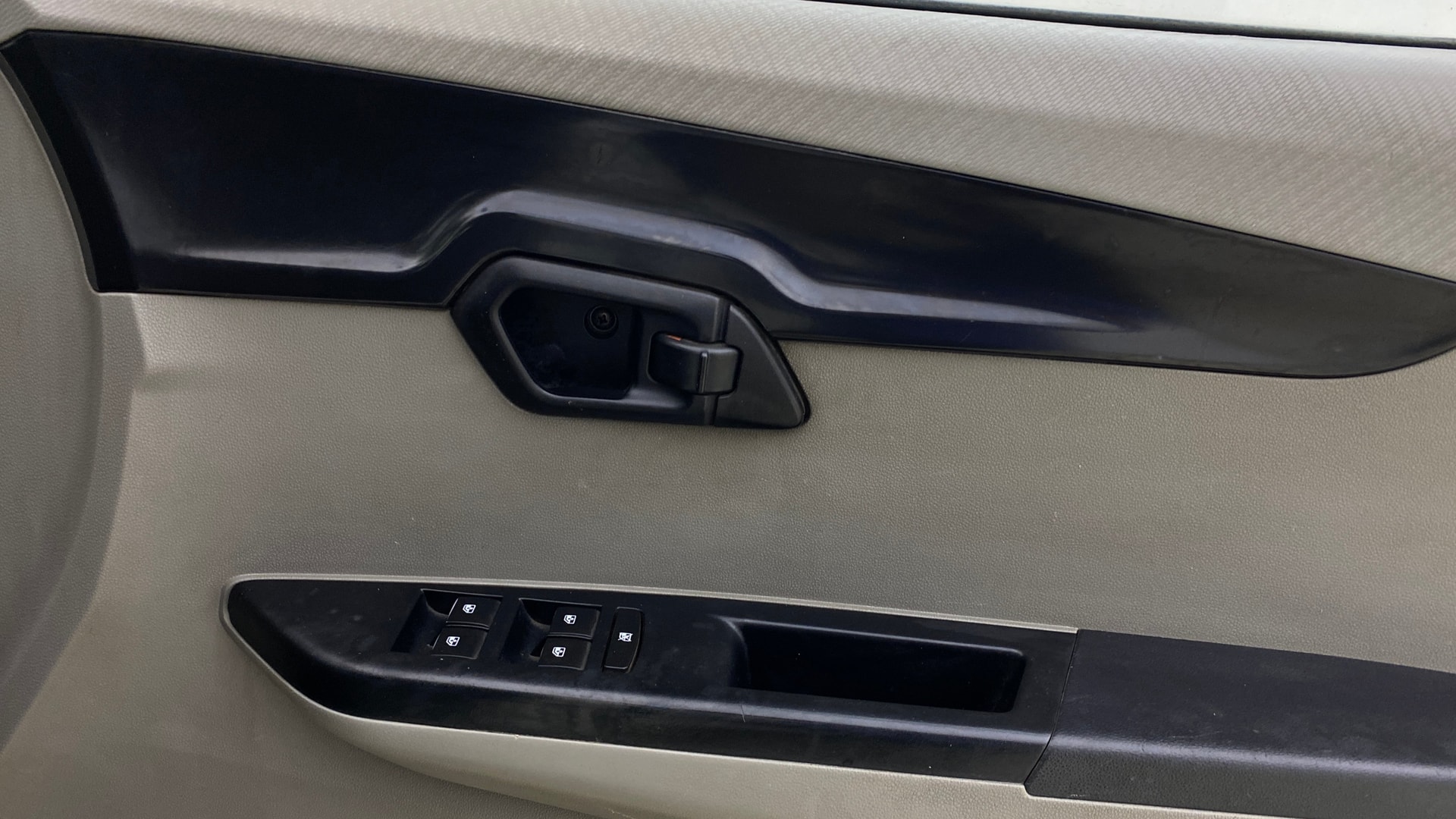 View 2017 Mahindra KUV100 K4 Plus Diesel 6 Seater BS IV Image 32 Used 2017 Mahindra KUV100 K4 Plus Diesel 6 Seater BS IV Image 32