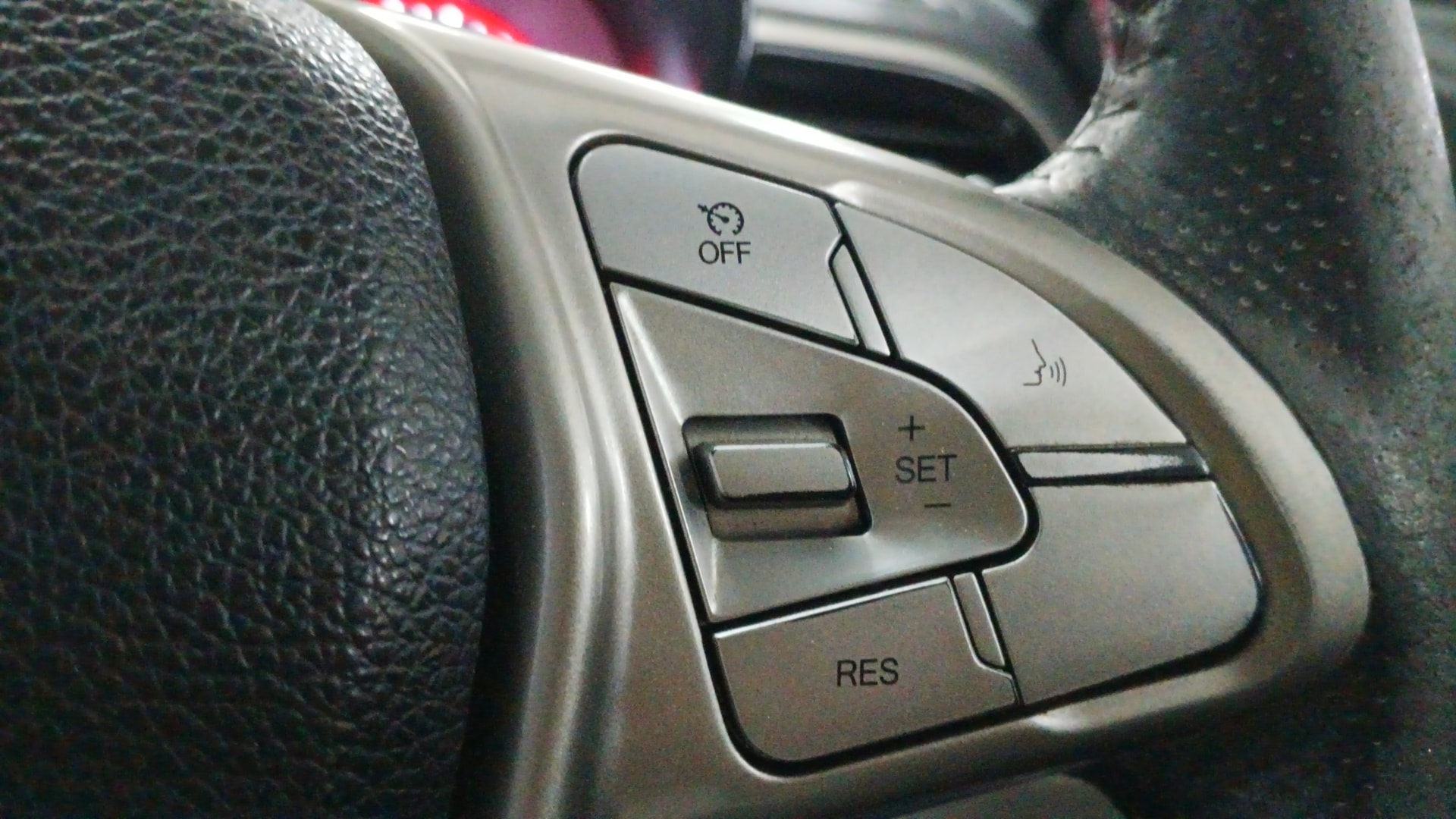 View 2020 Mahindra XUV300 W4 Petrol BS IV Image 3 Used 2020 Mahindra XUV300 W4 Petrol BS IV Image 3