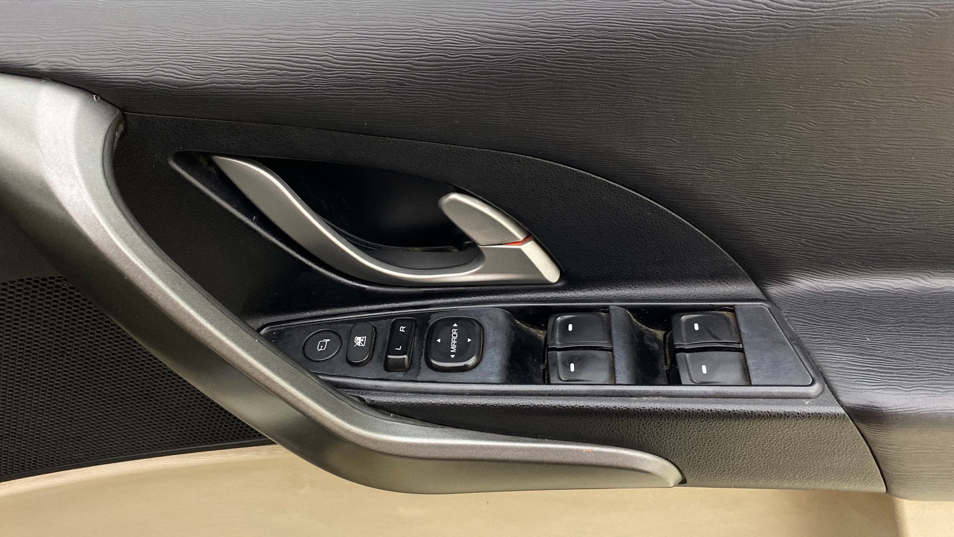 View 2015 Mahindra XUV500 W10 FWD Image 41 Used 2015 Mahindra XUV500 W10 FWD Image 41