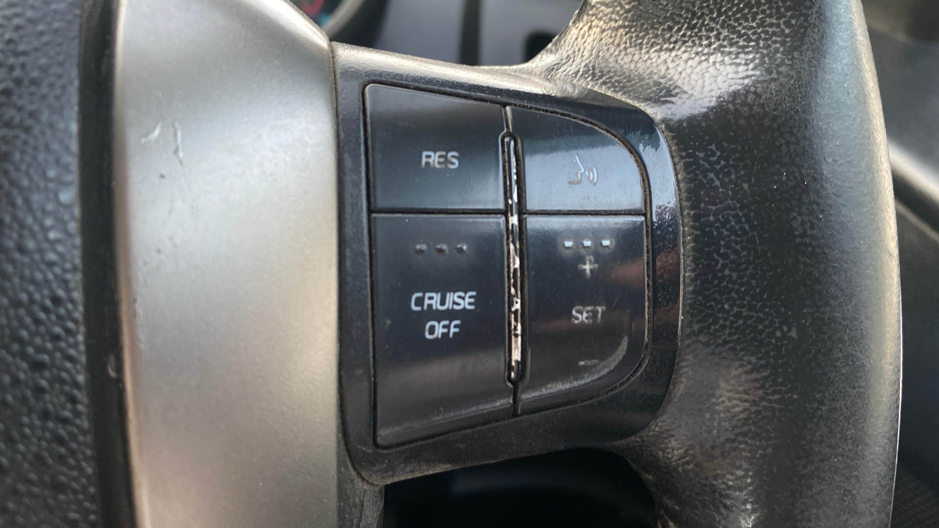 View 2018 Mahindra XUV500 W11 AT Image 3 Used 2018 Mahindra XUV500 W11 AT Image 3
