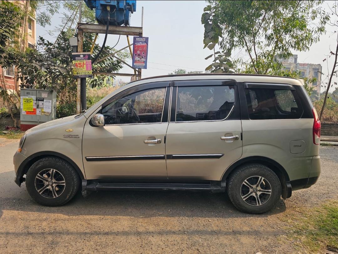 2013 महिंद्रा ज़ाइलो E8 2013 महिंद्रा ज़ाइलो E8