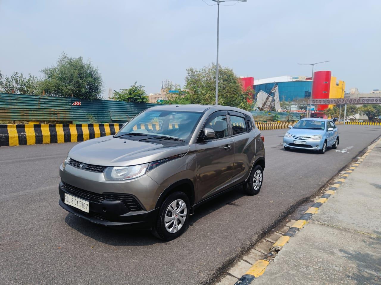 2016 महिंद्रा केयूवी 100 K4 Petrol 6 Seater (2016-2017) 2016 महिंद्रा केयूवी 100 K4 Petrol 6 Seater (2016-2017)