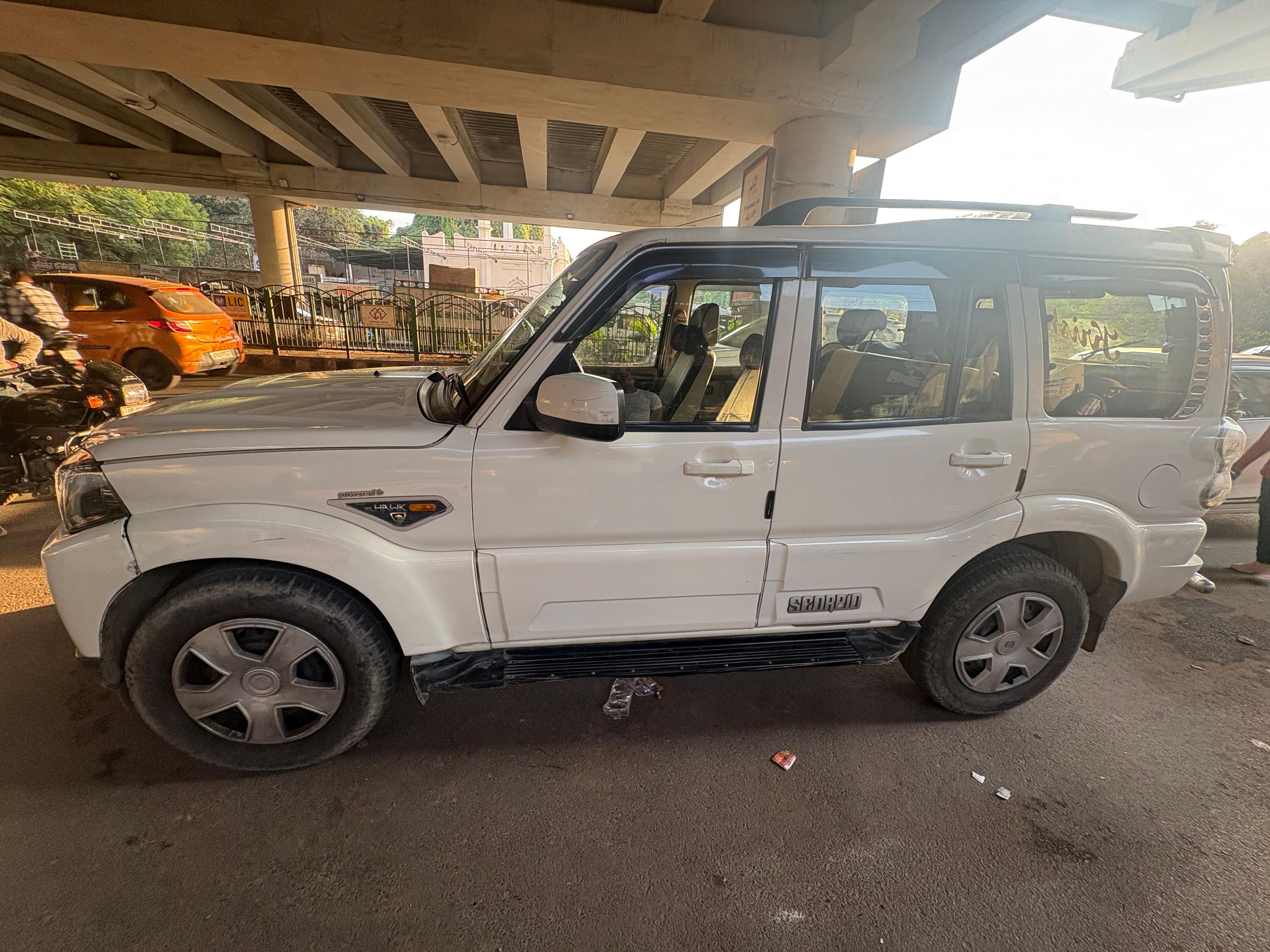 यूज़्ड 2016 महिंद्रा स्कॉर्पियो, Indiranagar Sec-18, Lucknow यूज़्ड 2016 महिंद्रा स्कॉर्पियो, Indiranagar Sec-18, Lucknow