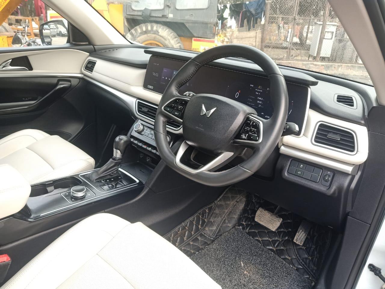 यूज़्ड 2022 महिंद्रा एक्सयूवी700, Noida New Delhi 12 यूज़्ड 2022 महिंद्रा एक्सयूवी700, Noida New Delhi 12