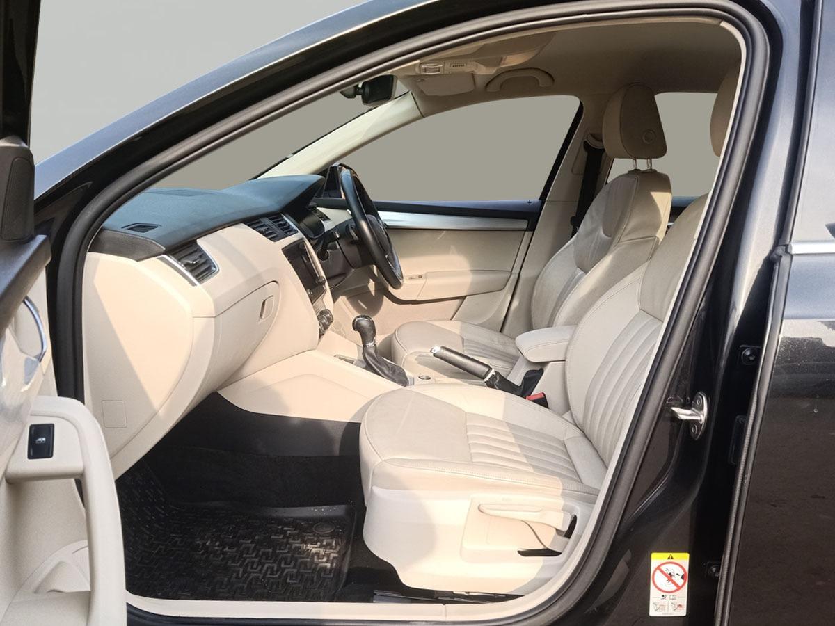 यूज़्ड 2019 स्कोडा ऑक्टाविया, Noida New Delhi 13 यूज़्ड 2019 स्कोडा ऑक्टाविया, Noida New Delhi 13