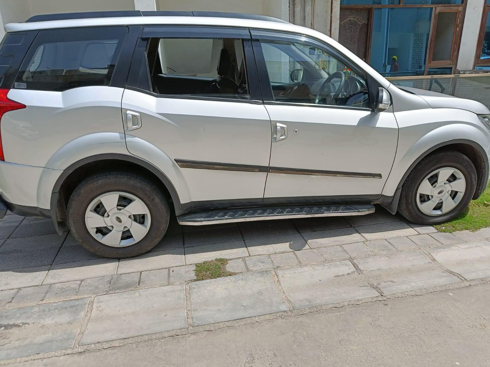 2015 महिंद्रा एक्सयूवी500 W10 AWD 2015 महिंद्रा एक्सयूवी500 W10 AWD