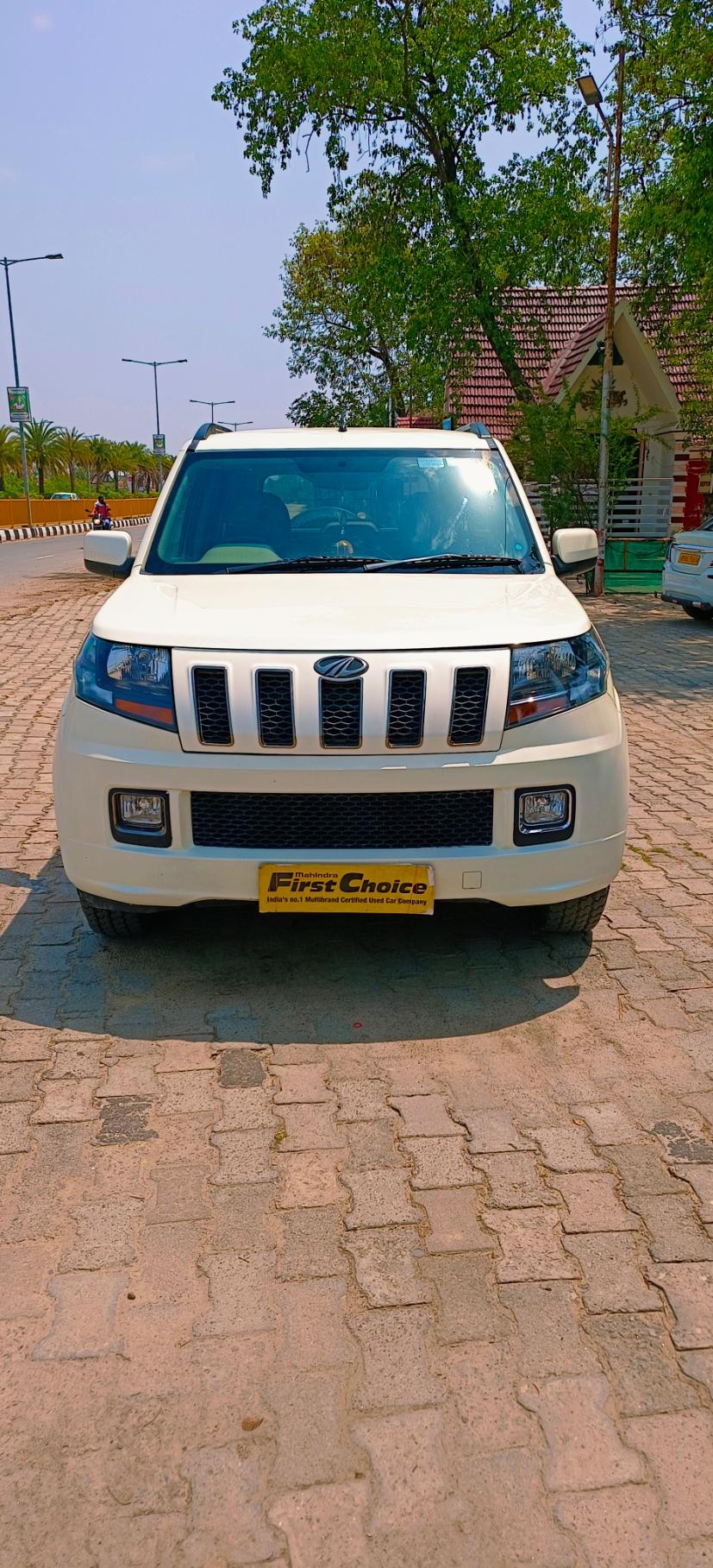 2018 महिंद्रा टीयूवी300 T10 100HP 2018 महिंद्रा टीयूवी300 T10 100HP