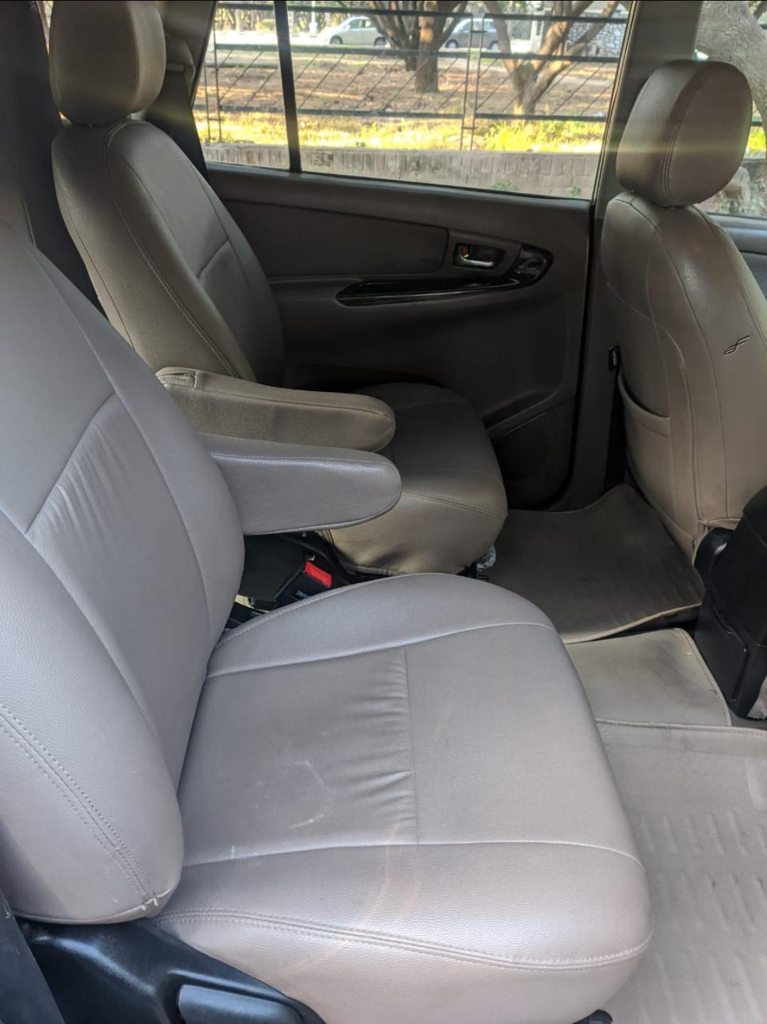 2015 टोयोटा इनोवा 2.5 V 2015 टोयोटा इनोवा 2.5 V