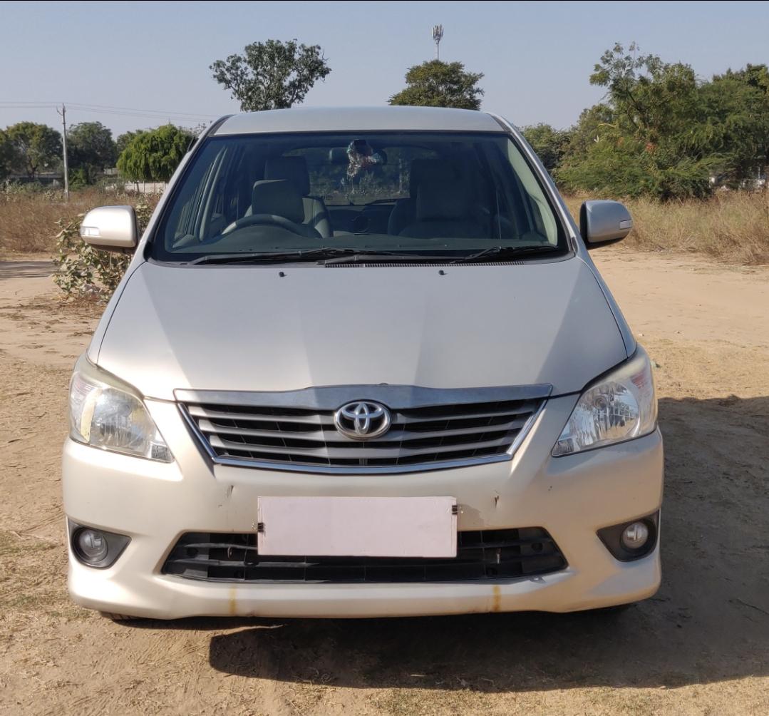 2013 टोयोटा इनोवा 2.5 V 2013 टोयोटा इनोवा 2.5 V