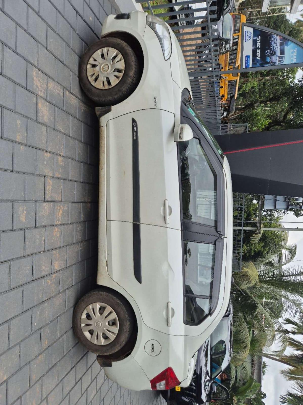 2014 मारुति सुजुकी स्विफ्ट डिज़ायर VXI AT 2014 मारुति सुजुकी स्विफ्ट डिज़ायर VXI AT