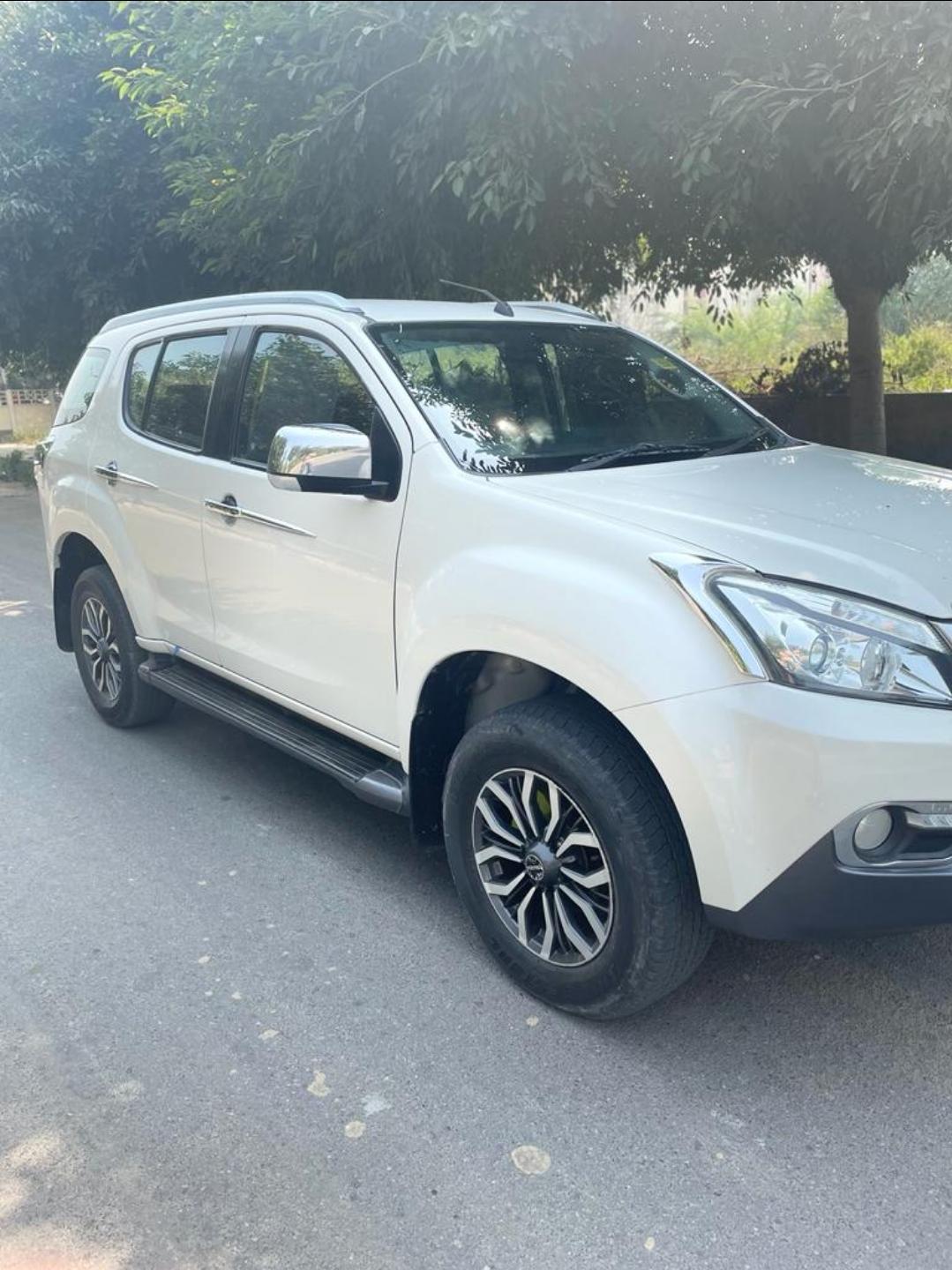 2017 इसुज़ू एमयू-एक्स 4x4 BS IV 2017 इसुज़ू एमयू-एक्स 4x4 BS IV