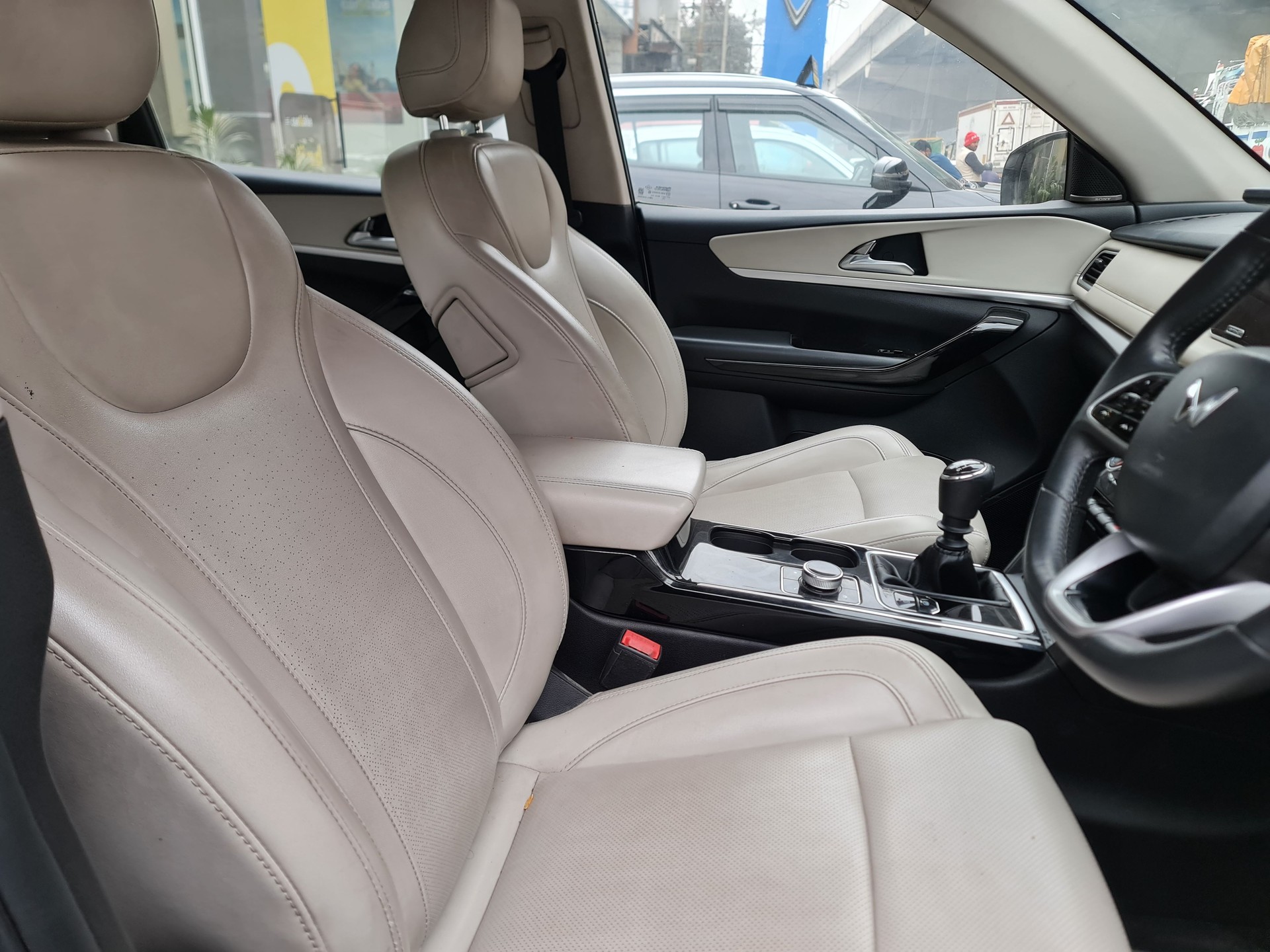 XUV700 image 16 XUV700 image 16