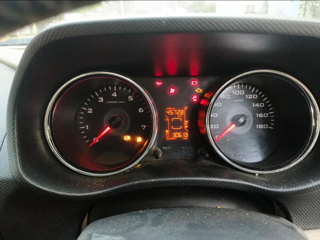 यूज़्ड 2015 महिंद्रा टीयूवी300, Vigyan Nagar Kota, Kota 10 यूज़्ड 2015 महिंद्रा टीयूवी300, Vigyan Nagar Kota, Kota 10