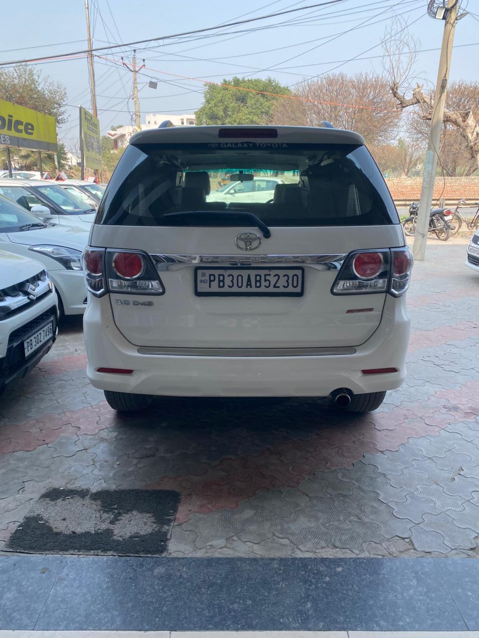 2015 टोयोटा फॉर्च्यूनर 3.0 4x2 AT 2015 टोयोटा फॉर्च्यूनर 3.0 4x2 AT