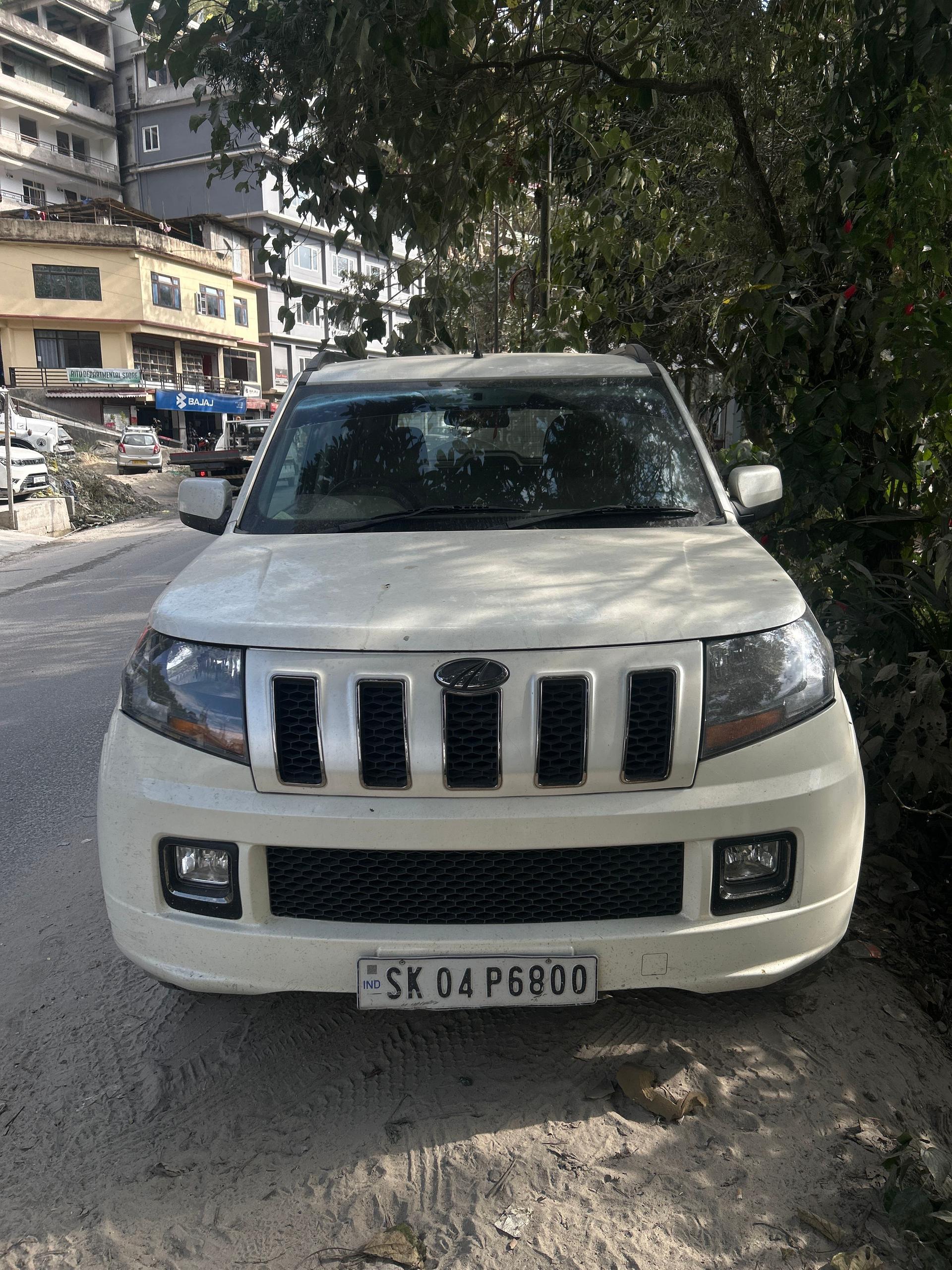 2018 महिंद्रा टीयूवी300 T10 100HP 2018 महिंद्रा टीयूवी300 T10 100HP