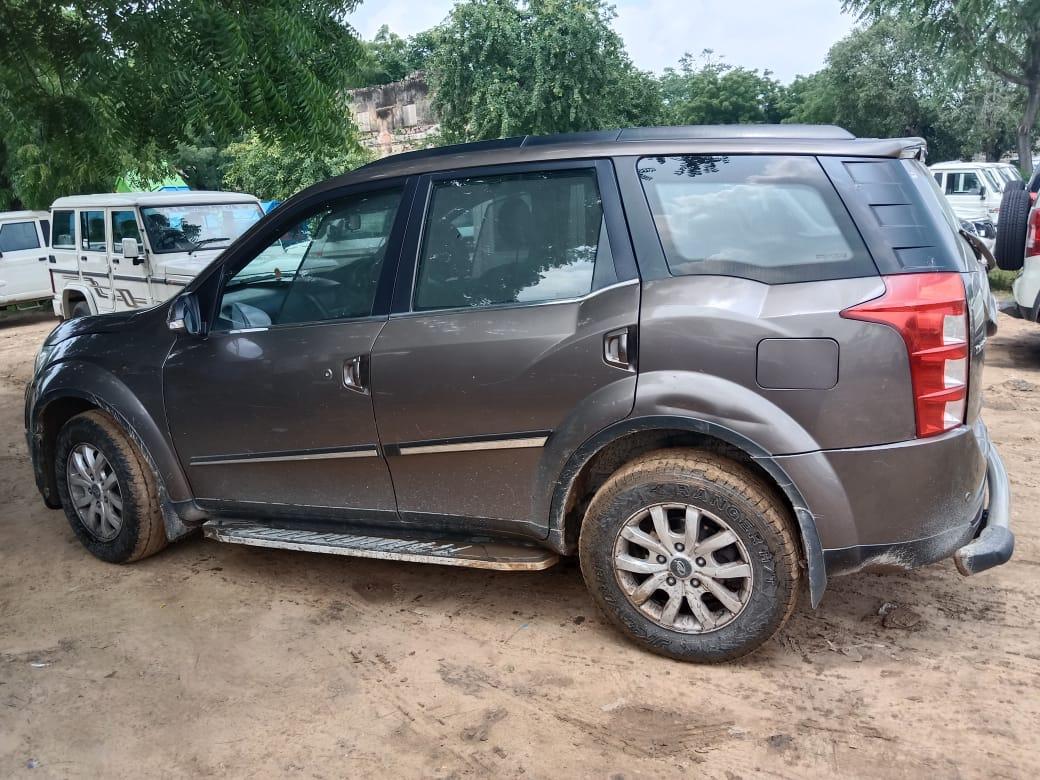 2018 महिंद्रा एक्सयूवी500 W10 FWD AT 2018 महिंद्रा एक्सयूवी500 W10 FWD AT