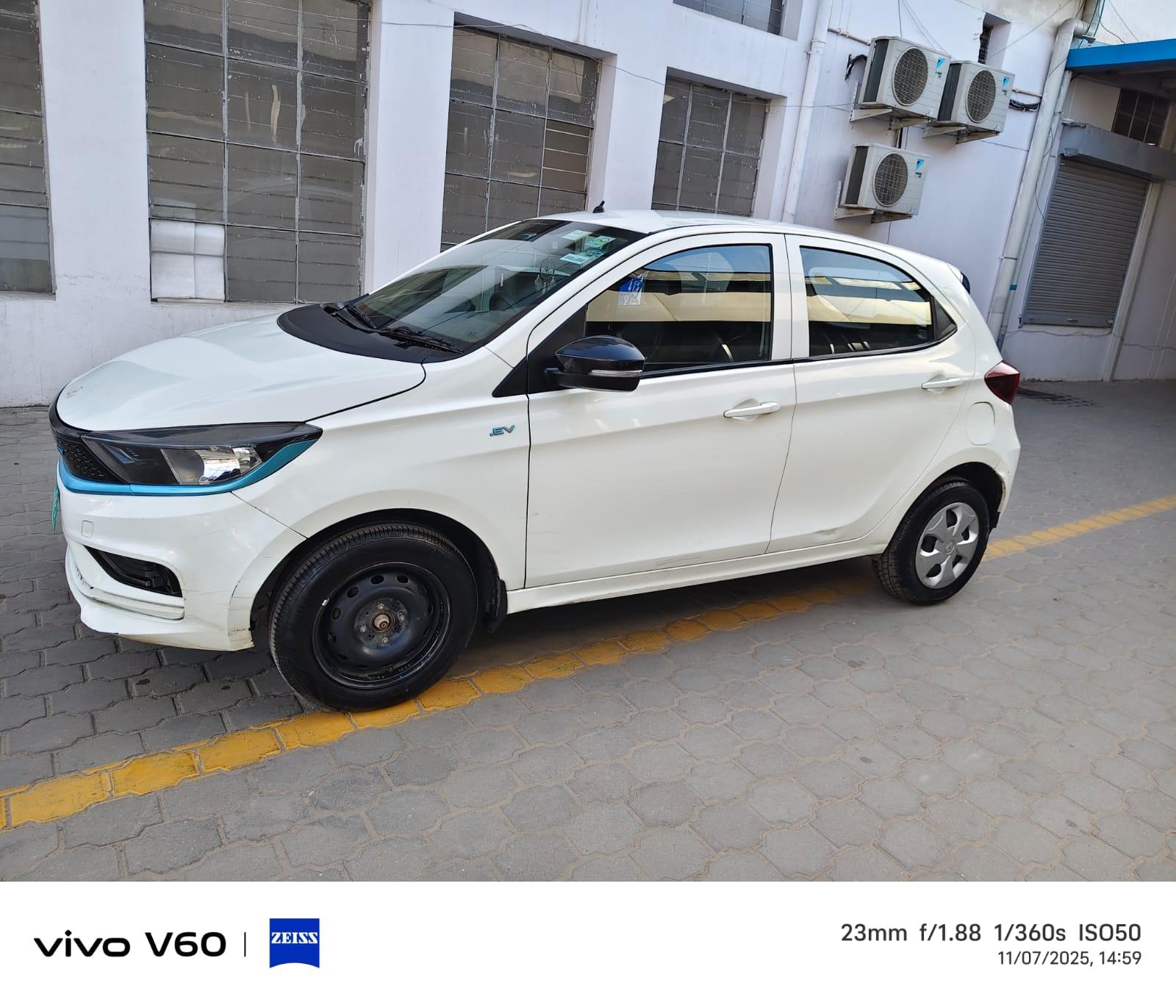 2023 टाटा टियागो ईवी XT Medium Range 2023 टाटा टियागो ईवी XT Medium Range