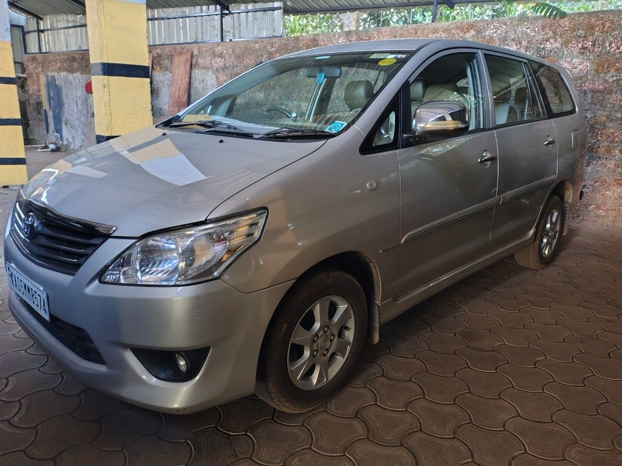 2013 टोयोटा इनोवा Euro IV 2.5 G 7 Seater 2013 टोयोटा इनोवा Euro IV 2.5 G 7 Seater