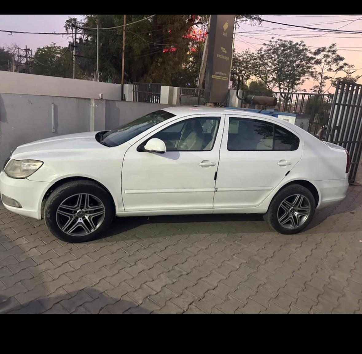 2011 स्कोडा लौरा 1.9 Elegance Diesel MT 2011 स्कोडा लौरा 1.9 Elegance Diesel MT