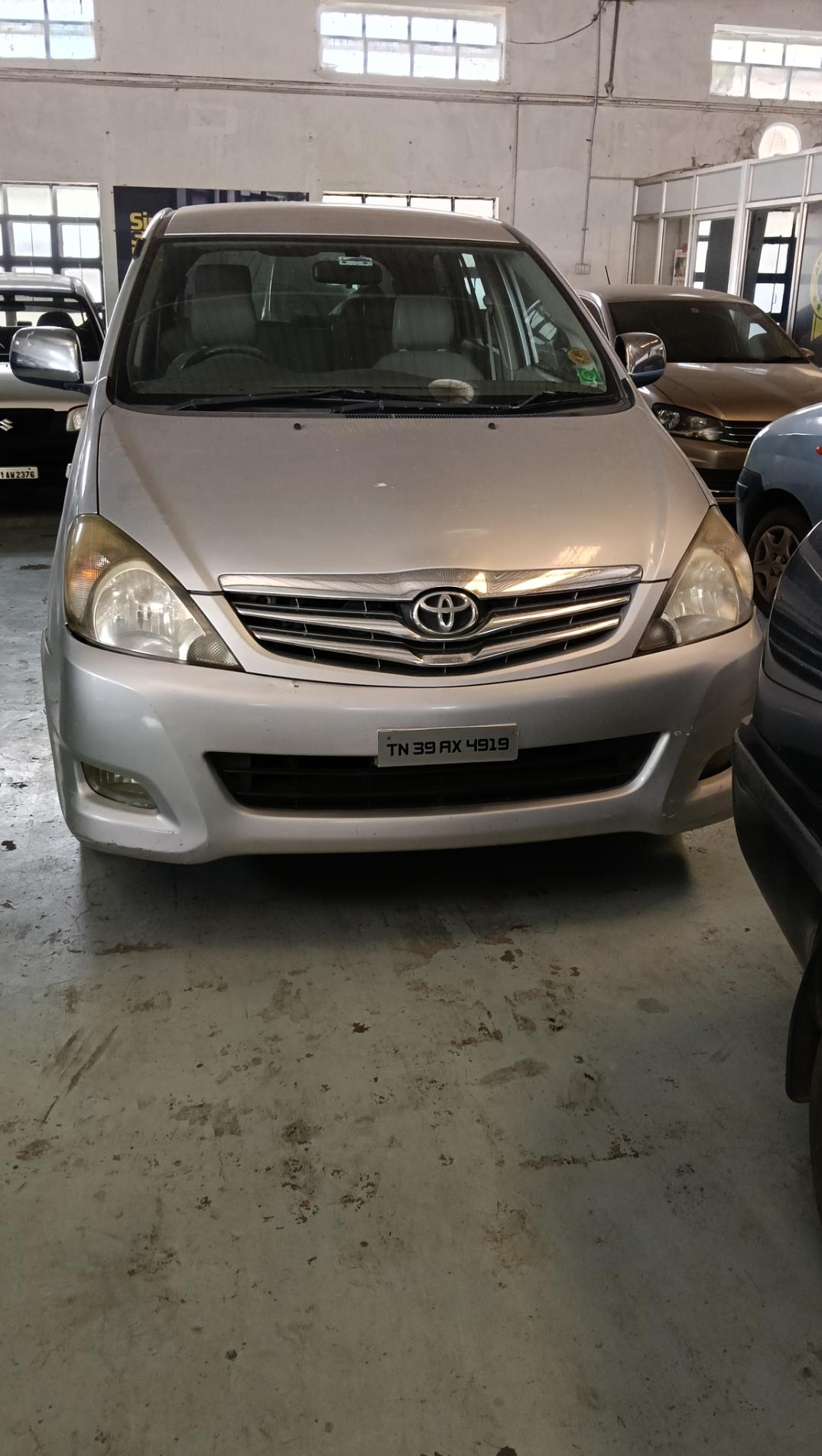 2010 टोयोटा इनोवा 2.5 V 2010 टोयोटा इनोवा 2.5 V