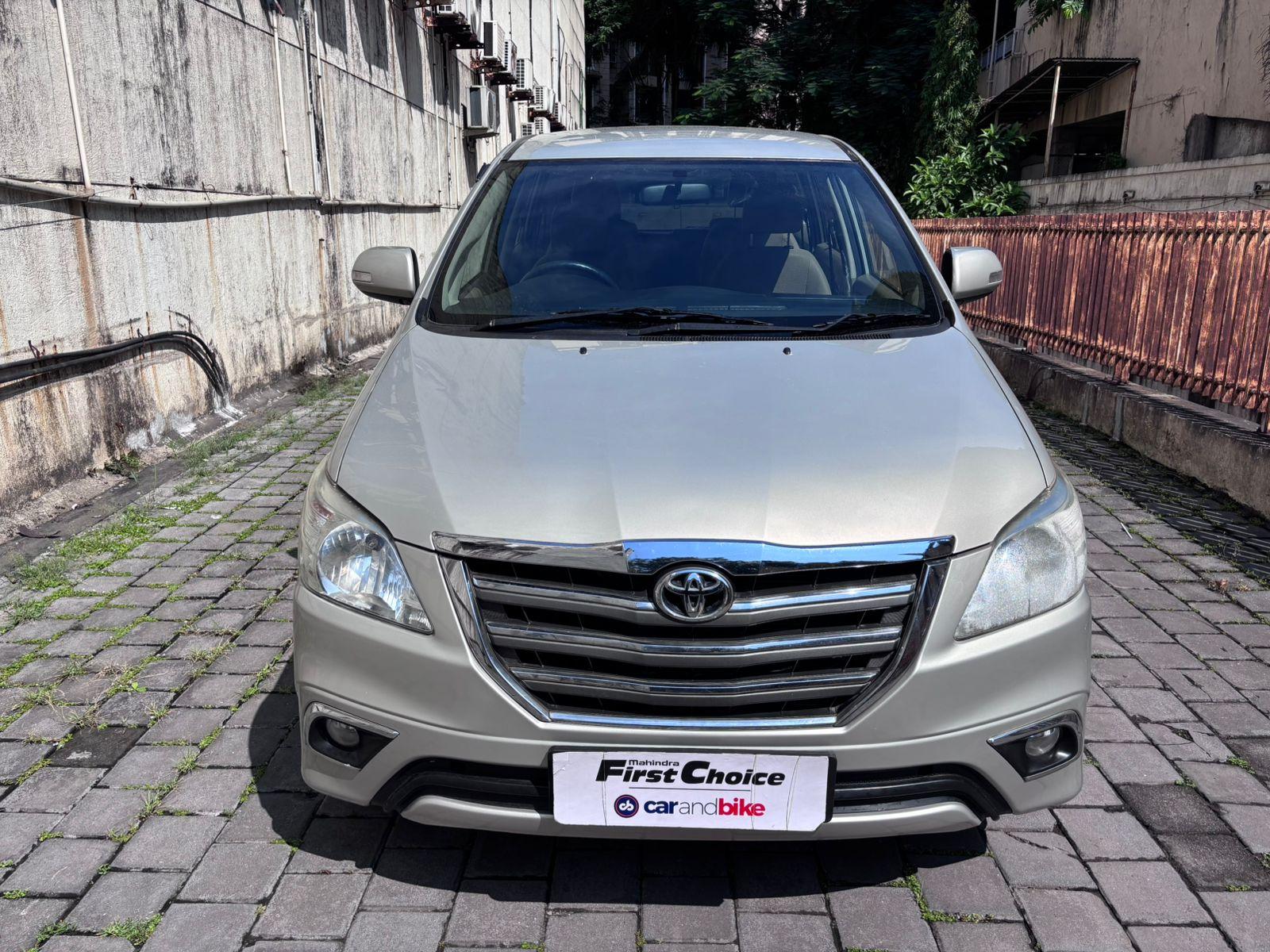 2015 टोयोटा इनोवा 2.5 V 2015 टोयोटा इनोवा 2.5 V