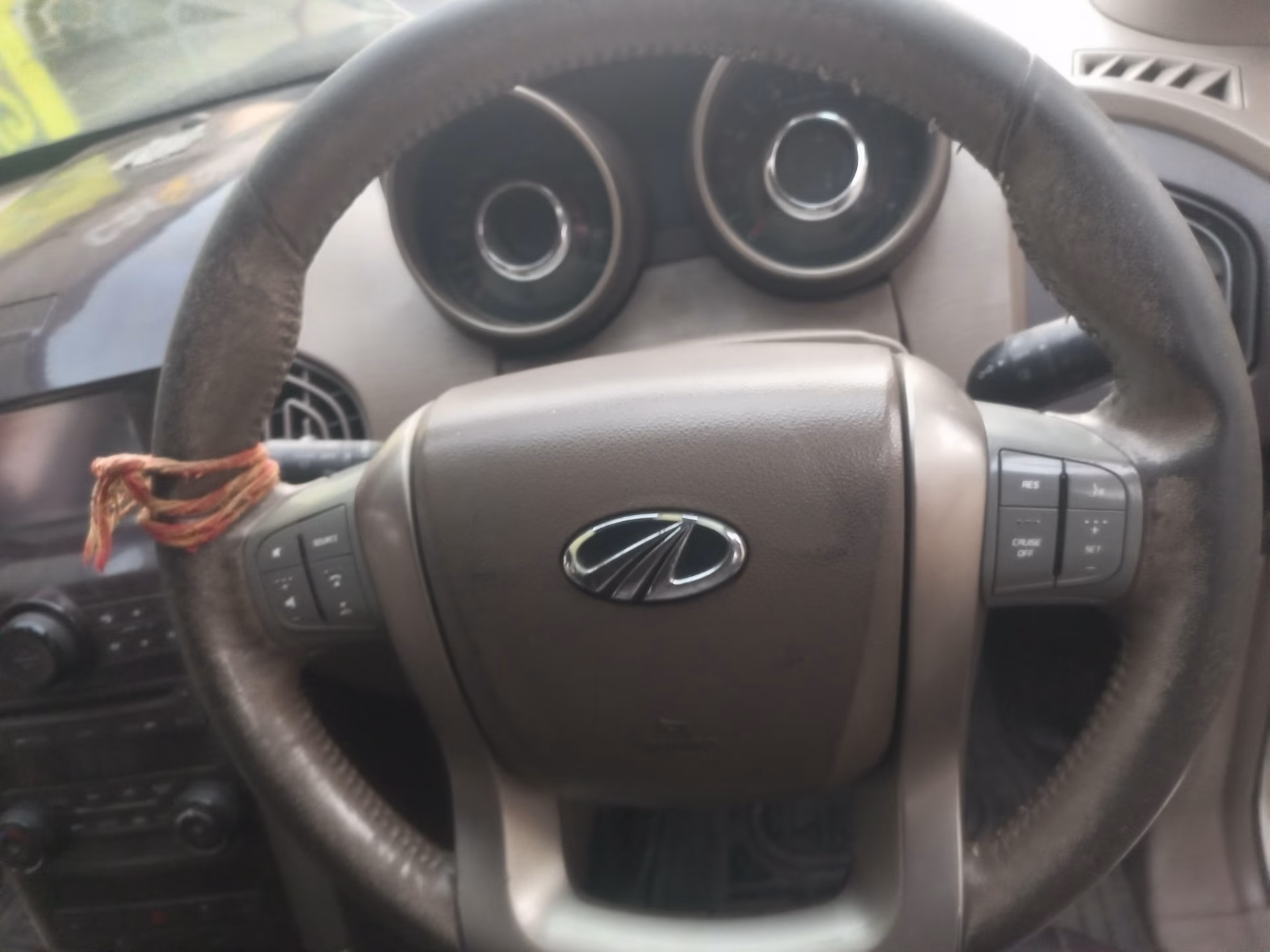 View 2013 Mahindra XUV500 W8 FWD Image 15 Used 2013 Mahindra XUV500 W8 FWD Image 15
