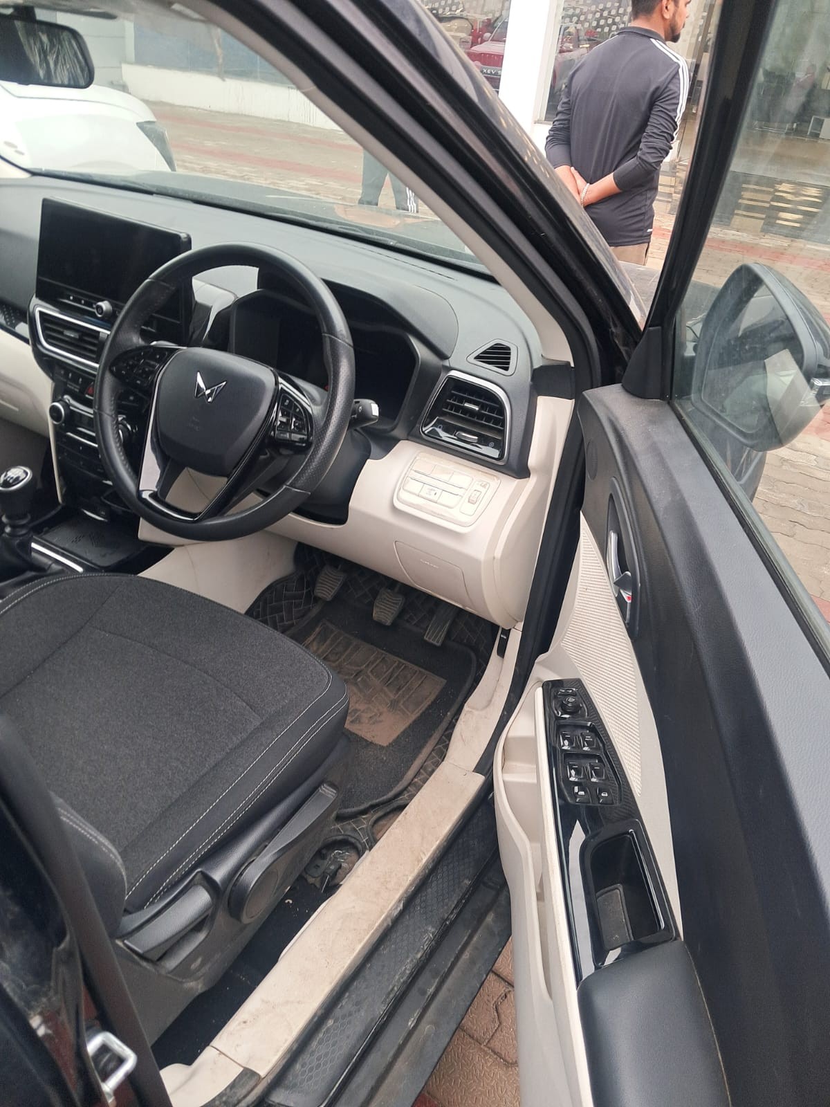 View 2024 Mahindra XUV 3XO AX5 1.2 L TCMPFi Image 11 Used 2024 Mahindra XUV 3XO AX5 1.2 L TCMPFi Image 11