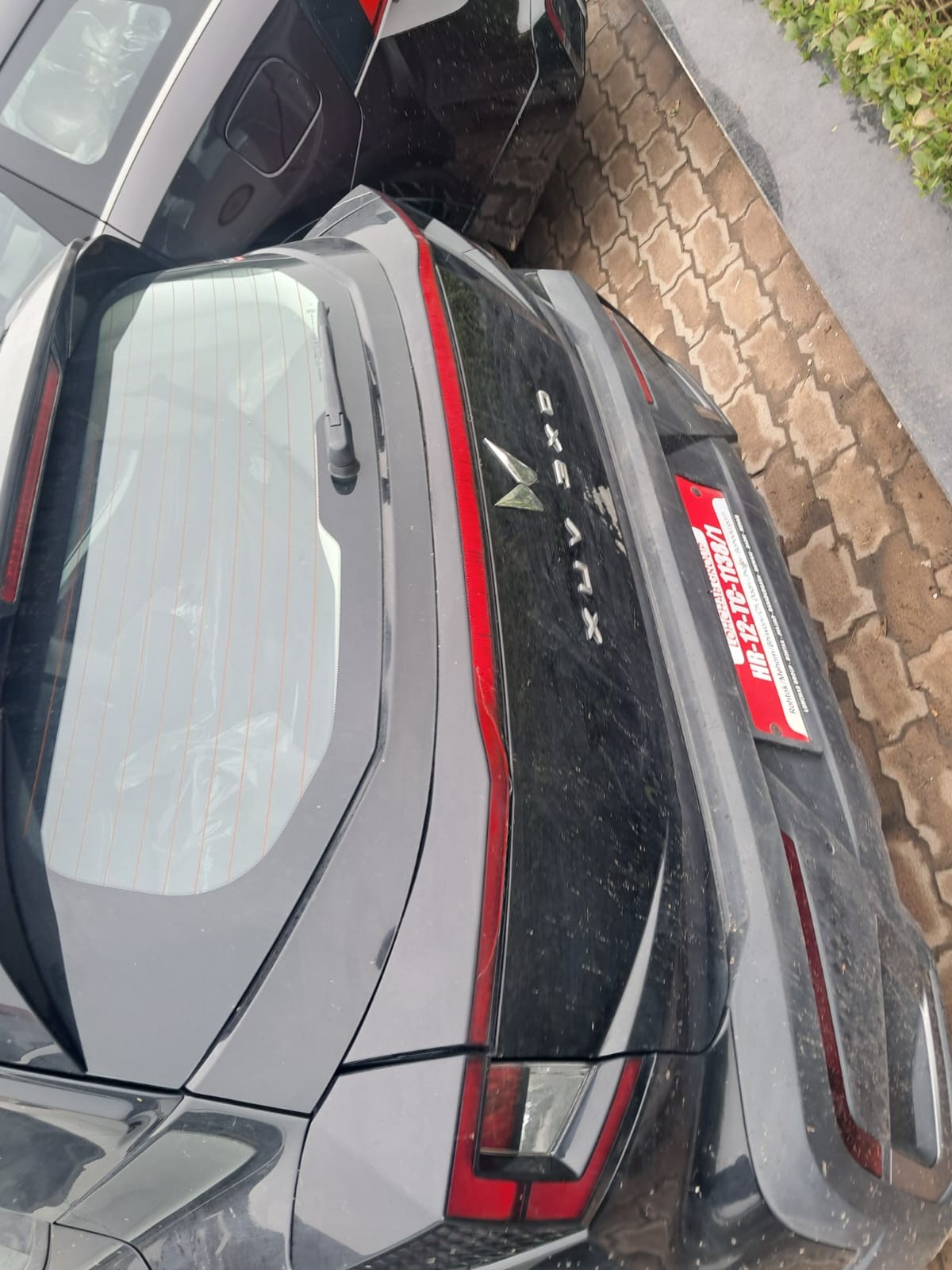 View 2024 Mahindra XUV 3XO AX5 1.2 L TCMPFi Image 3 Used 2024 Mahindra XUV 3XO AX5 1.2 L TCMPFi Image 3
