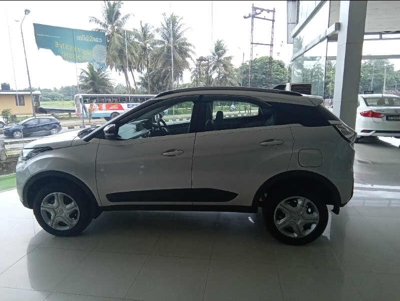 View 2021 Tata Nexon Revotron XZ Image 4 Used 2021 Tata Nexon Revotron XZ Image 4