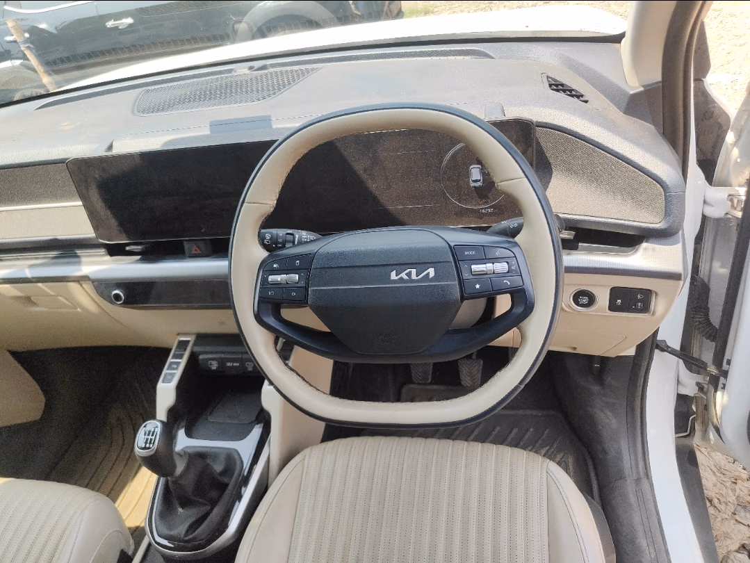 View 2025 Kia Carens Clavis HTK 1.5 Diesel Image 15 Used 2025 Kia Carens Clavis HTK 1.5 Diesel Image 15