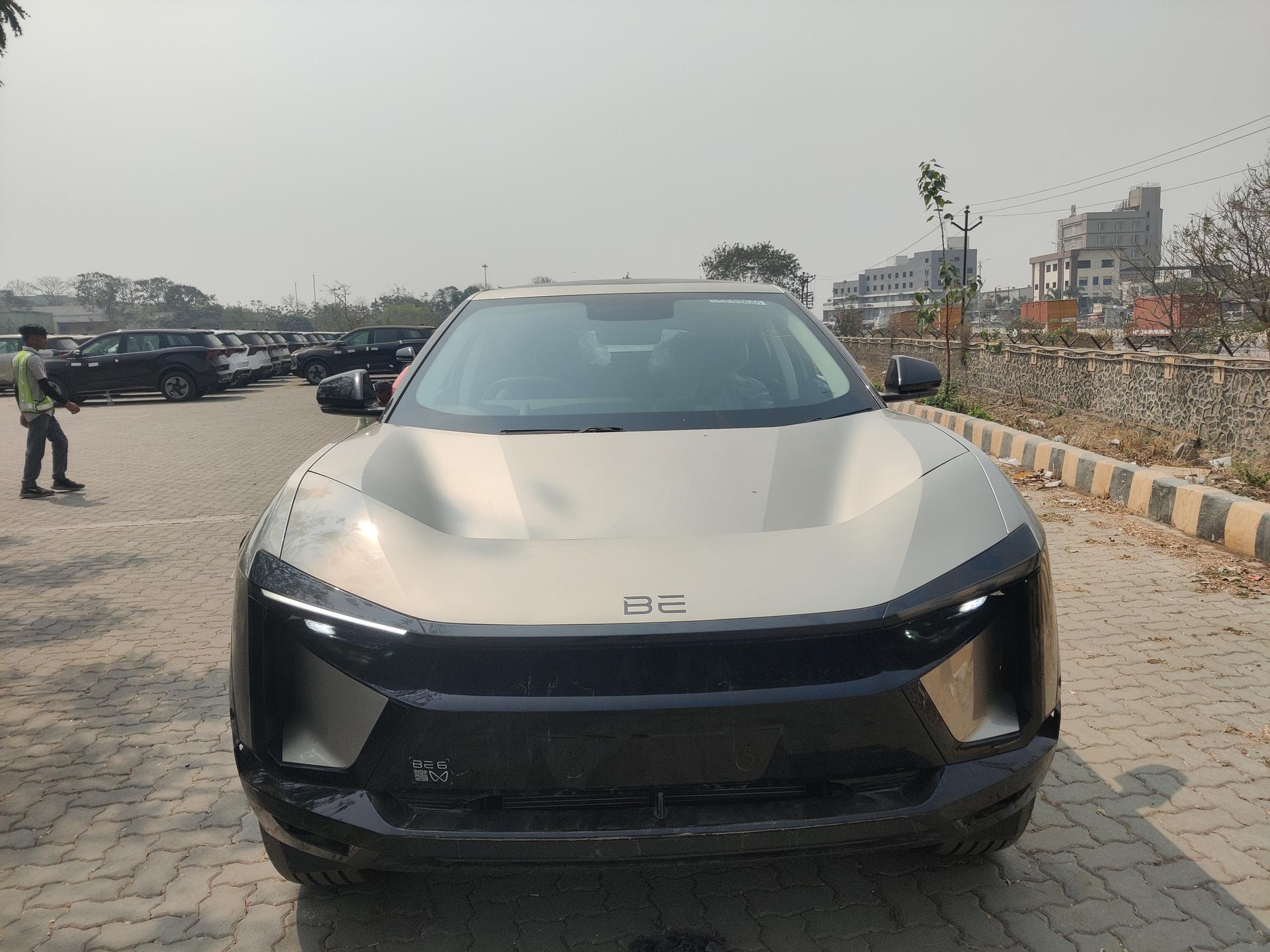 2025 महिंद्रा बी 6इ Pack One Above 59 kWh 7.2 KW R19 2025 महिंद्रा बी 6इ Pack One Above 59 kWh 7.2 KW R19