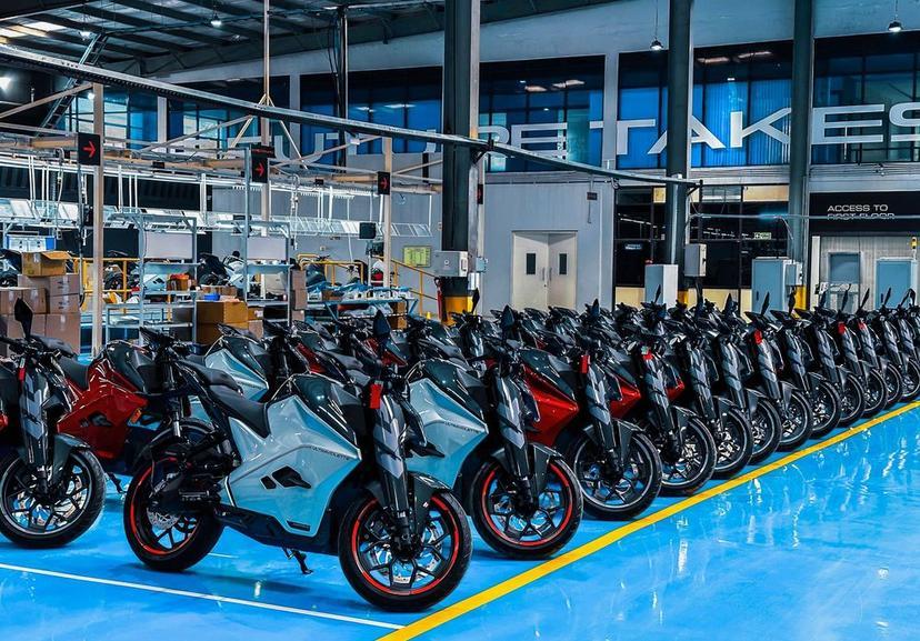 अल्ट्रावॉयलेट ने भारत में अपनी F77 इलेक्ट्रिक मोटरसाइकिल की डिलेवरी शुरू कर दी है. कंपनी की योजना मार्च 2023 में अपनी पहली डीलरशिप खोलने की है.