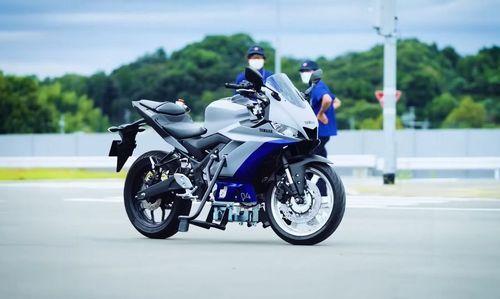 यामाहा ने हाल ही में एडवांस्ट मोटरसाइकिल स्टेबिलिटी असिस्ट सिस्टम (AMSAS) नामक अपनी सेल्फ-बैलेंसिंग तकनीक दिखाने वाला एक वीडियो जारी किया है जो 5 किमी प्रति घंटे या उससे कम की गति पर वाहन को स्थिर करने में सहायता करती है.